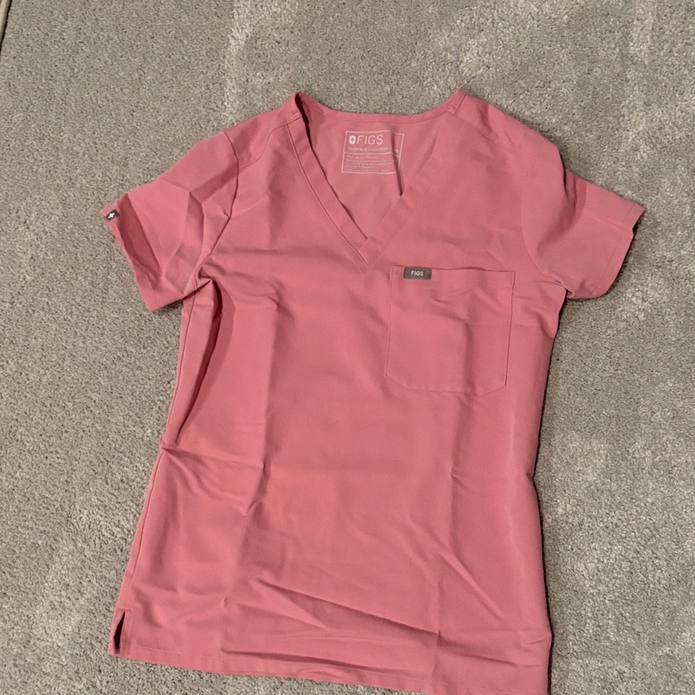 Figs Women's Short Sleeve V-Neck Tee in Rose